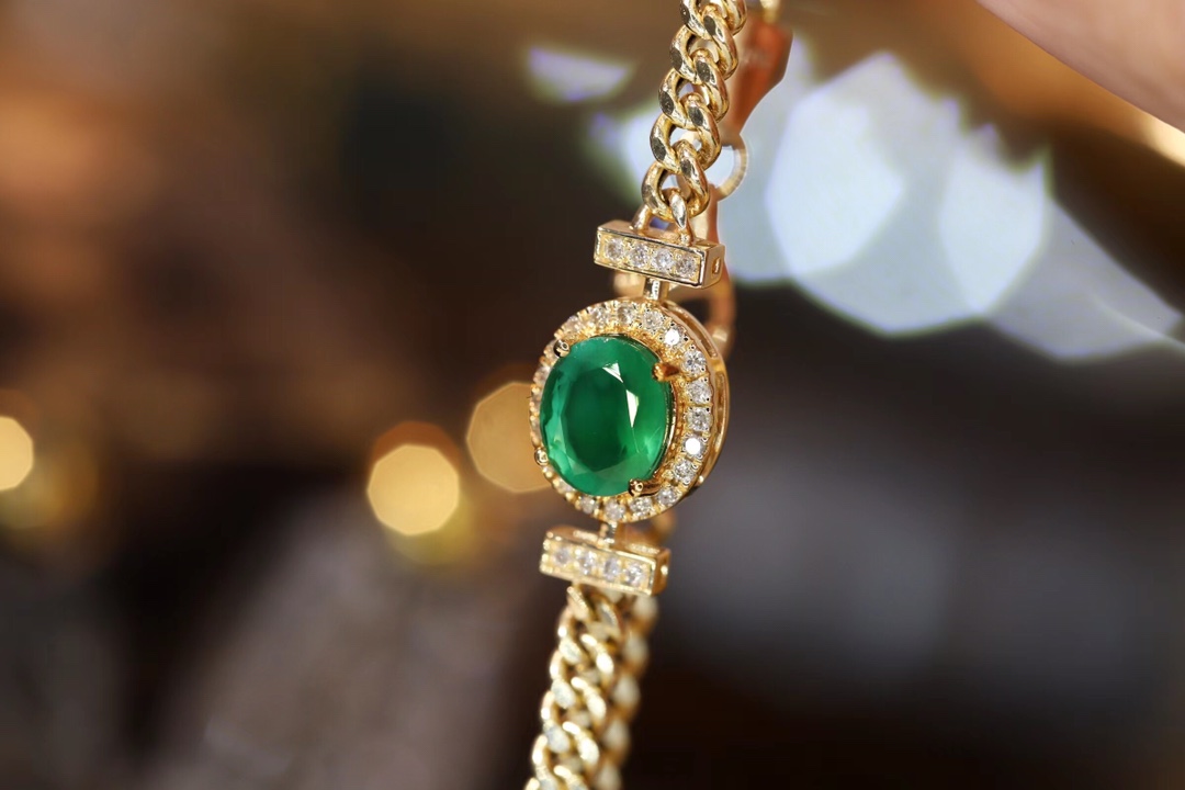 18k Gold Bracelet, Luxurious Diamond-Studded Bracelet, Emerald Bracelet with 1.15ct Diamonds