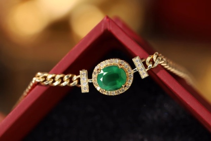 18k Gold Bracelet, Luxurious Diamond-Studded Bracelet, Emerald Bracelet with 1.15ct Diamonds