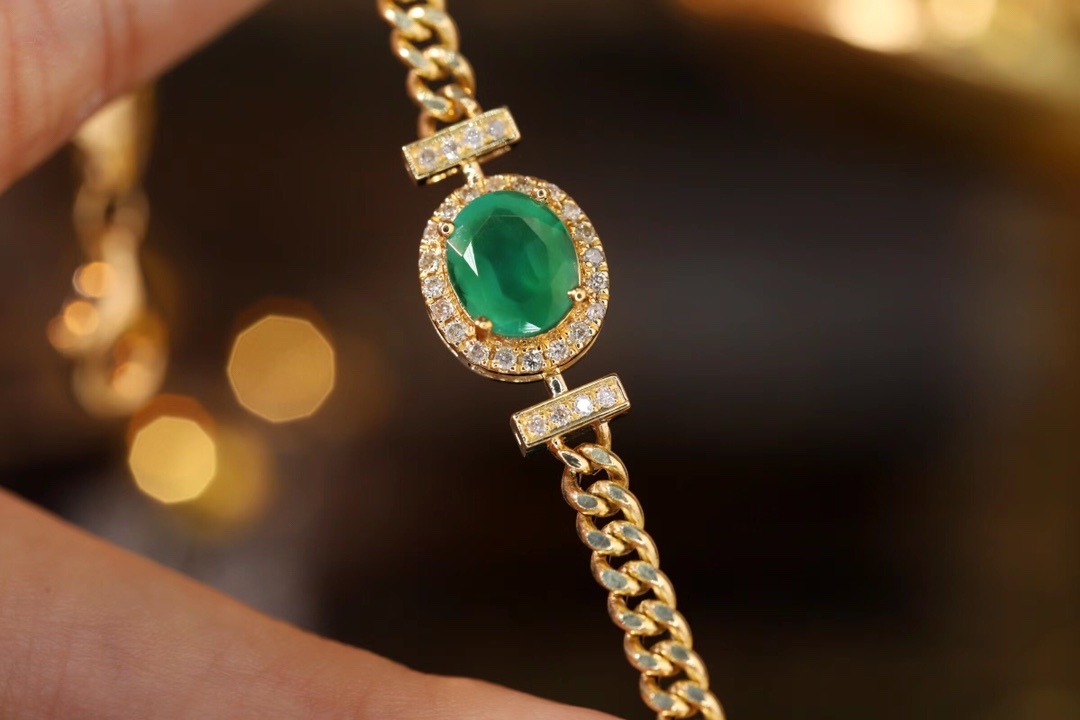 18k Gold Bracelet, Luxurious Diamond-Studded Bracelet, Emerald Bracelet with 1.15ct Diamonds