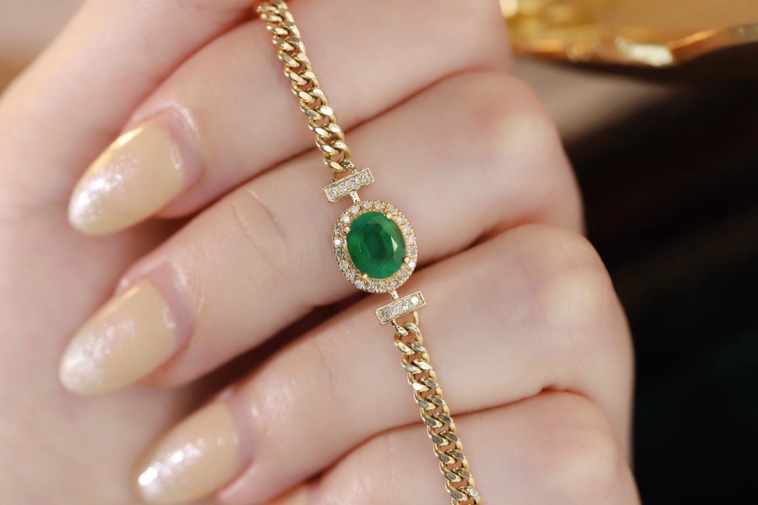 18k Gold Bracelet, Luxurious Diamond-Studded Bracelet, Emerald Bracelet with 1.15ct Diamonds