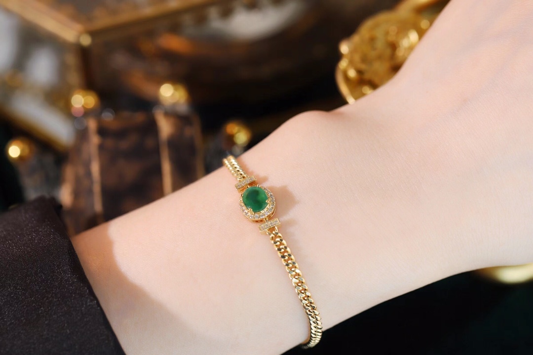 18k Gold Bracelet, Luxurious Diamond-Studded Bracelet, Emerald Bracelet with 1.15ct Diamonds