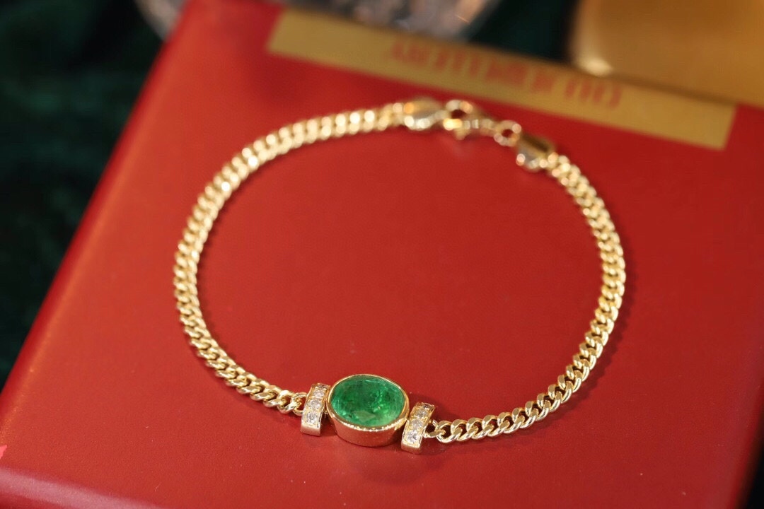 18k Gold Bracelet, Luxurious Diamond-Studded Bracelet, Emerald Bracelet with 2.65ct Diamonds