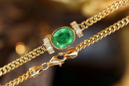 18k Gold Bracelet, Luxurious Diamond-Studded Bracelet, Emerald Bracelet with 2.65ct Diamonds