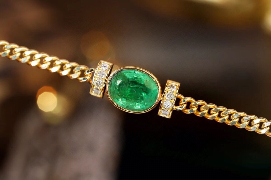18k Gold Bracelet, Luxurious Diamond-Studded Bracelet, Emerald Bracelet with 2.65ct Diamonds