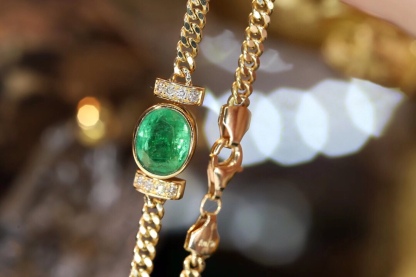 18k Gold Bracelet, Luxurious Diamond-Studded Bracelet, Emerald Bracelet with 2.65ct Diamonds