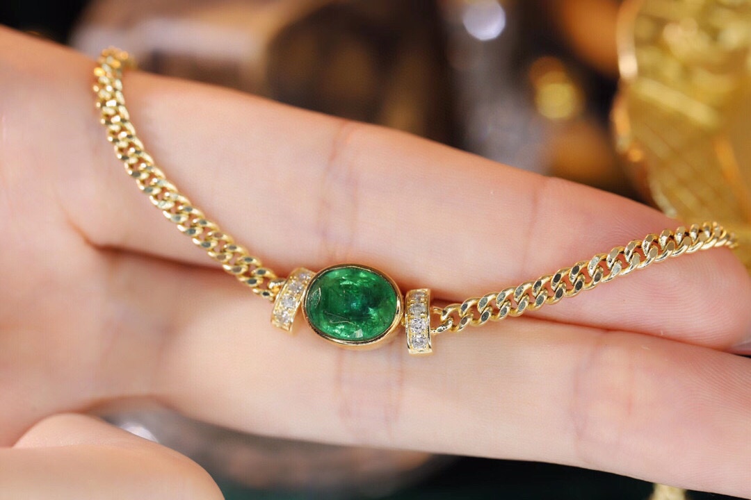 18k Gold Bracelet, Luxurious Diamond-Studded Bracelet, Emerald Bracelet with 2.65ct Diamonds
