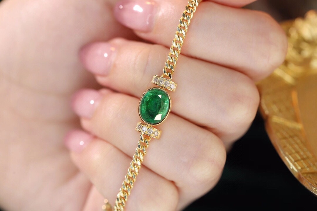 18k Gold Bracelet, Luxurious Diamond-Studded Bracelet, Emerald Bracelet with 2.65ct Diamonds