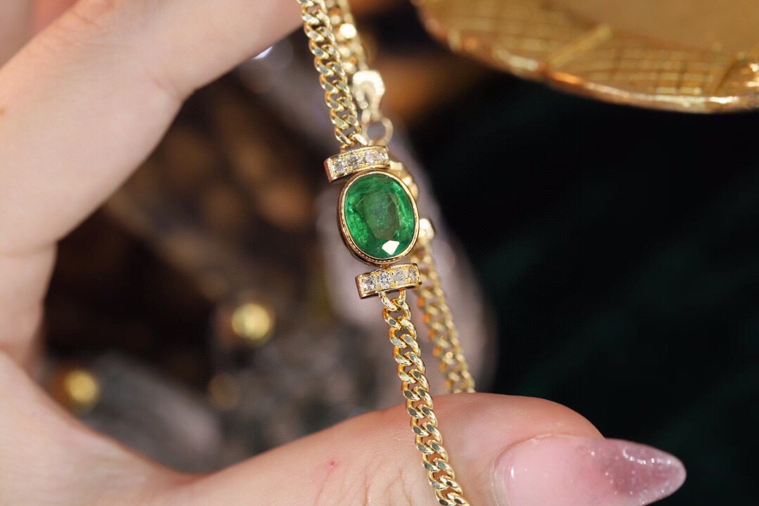 18k Gold Bracelet, Luxurious Diamond-Studded Bracelet, Emerald Bracelet with 2.65ct Diamonds