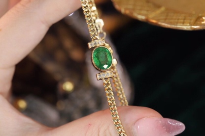 18k Gold Bracelet, Luxurious Diamond-Studded Bracelet, Emerald Bracelet with 2.65ct Diamonds