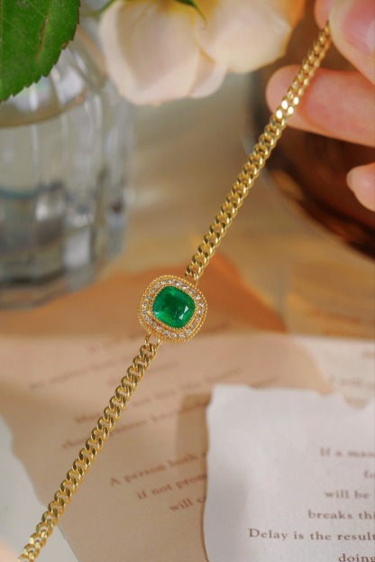 18k Gold Bracelet, Luxurious Diamond-Studded Bracelet, Emerald Bracelet with 1.65ct Diamonds