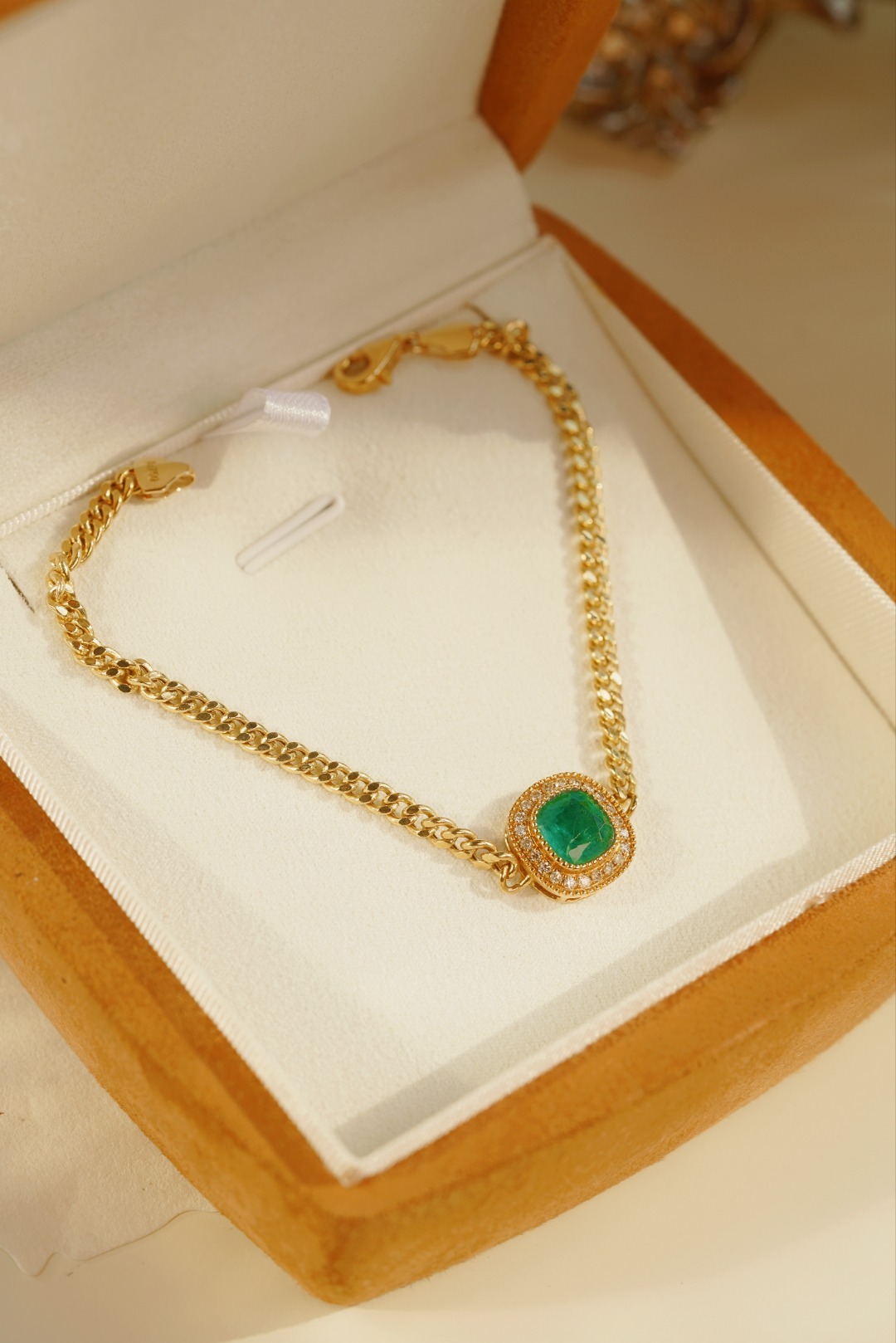 18k Gold Bracelet, Luxurious Diamond-Studded Bracelet, Emerald Bracelet with 1.65ct Diamonds