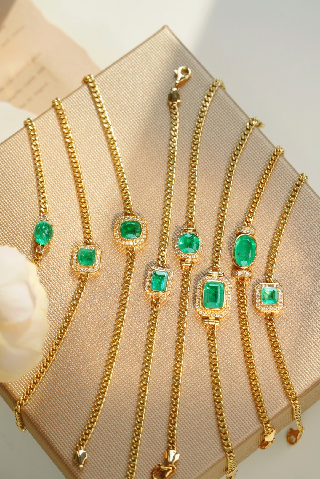 18k Gold Bracelet, Luxurious Diamond-Studded Bracelet, Emerald Bracelet with 1.65ct Diamonds