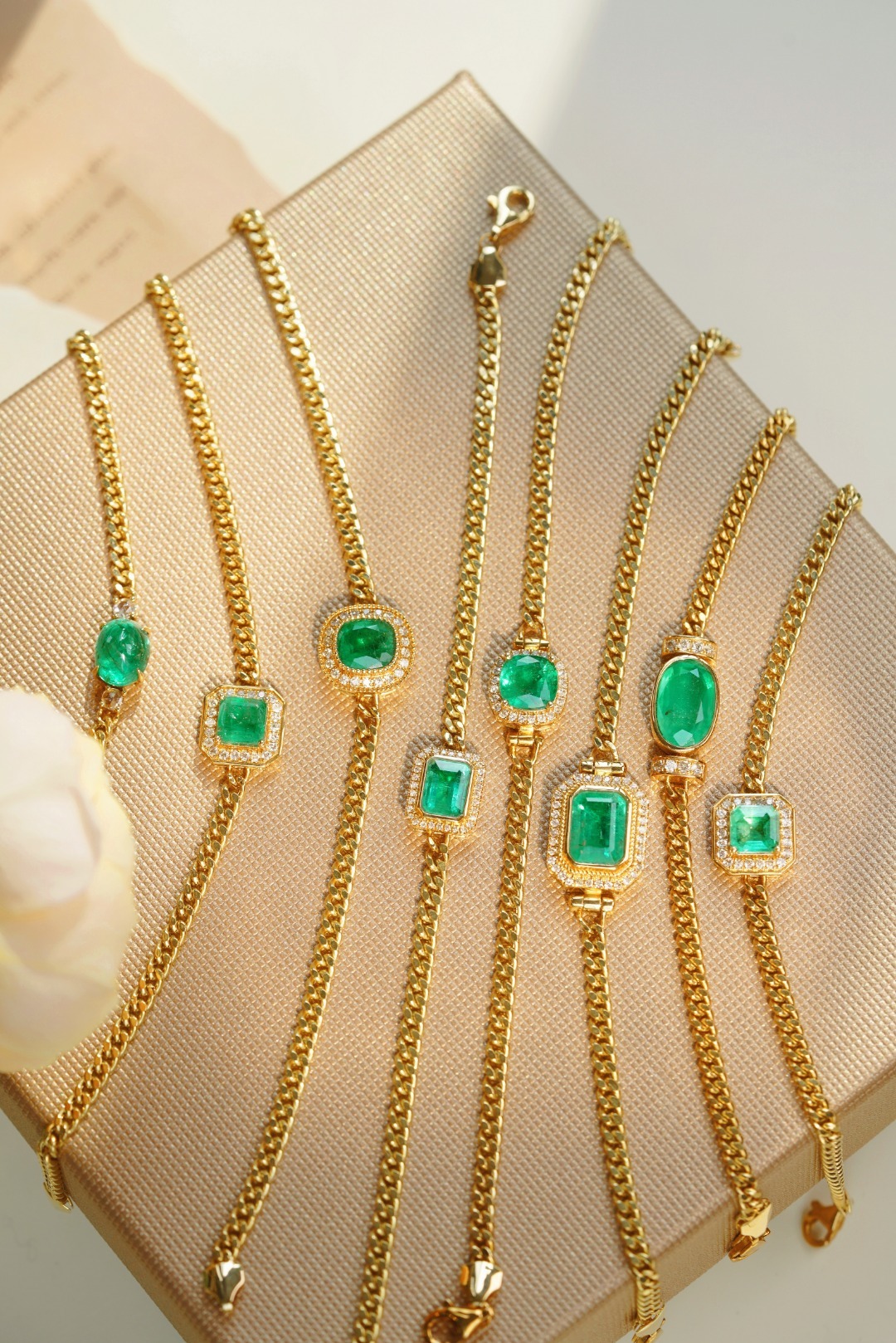 18k Gold Bracelet, Luxurious Diamond-Studded Bracelet, Emerald Bracelet with 1.65ct Diamonds