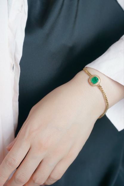 18k Gold Bracelet, Luxurious Diamond-Studded Bracelet, Emerald Bracelet with 1.65ct Diamonds
