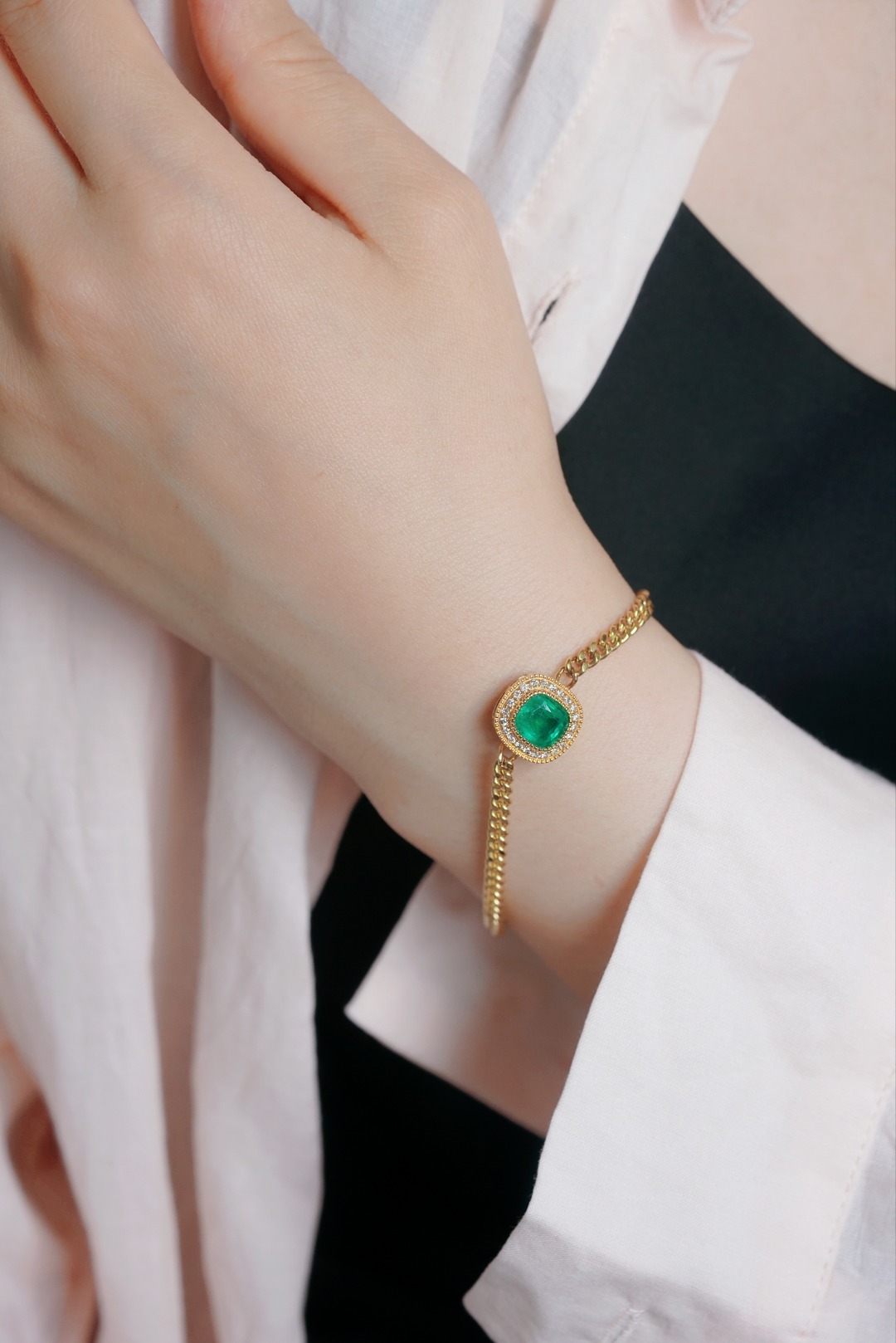 18k Gold Bracelet, Luxurious Diamond-Studded Bracelet, Emerald Bracelet with 1.65ct Diamonds