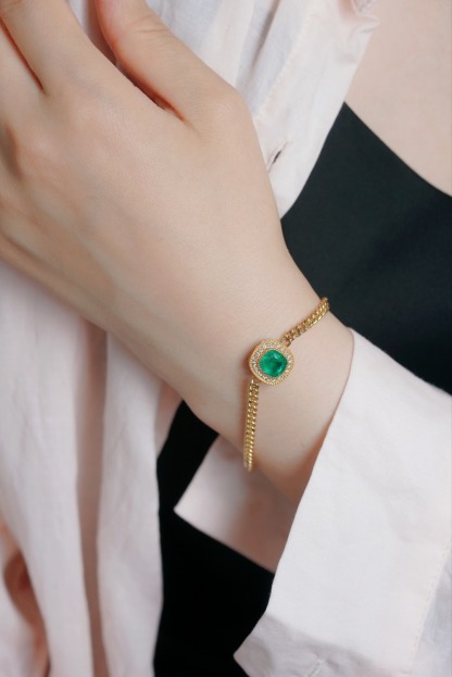 18k Gold Bracelet, Luxurious Diamond-Studded Bracelet, Emerald Bracelet with 1.65ct Diamonds