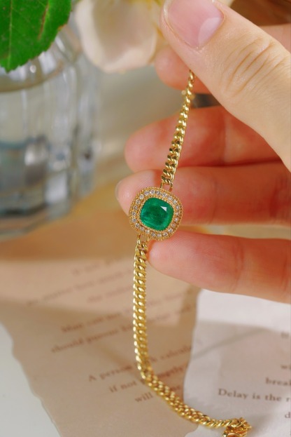 18k Gold Bracelet, Luxurious Diamond-Studded Bracelet, Emerald Bracelet with 1.65ct Diamonds