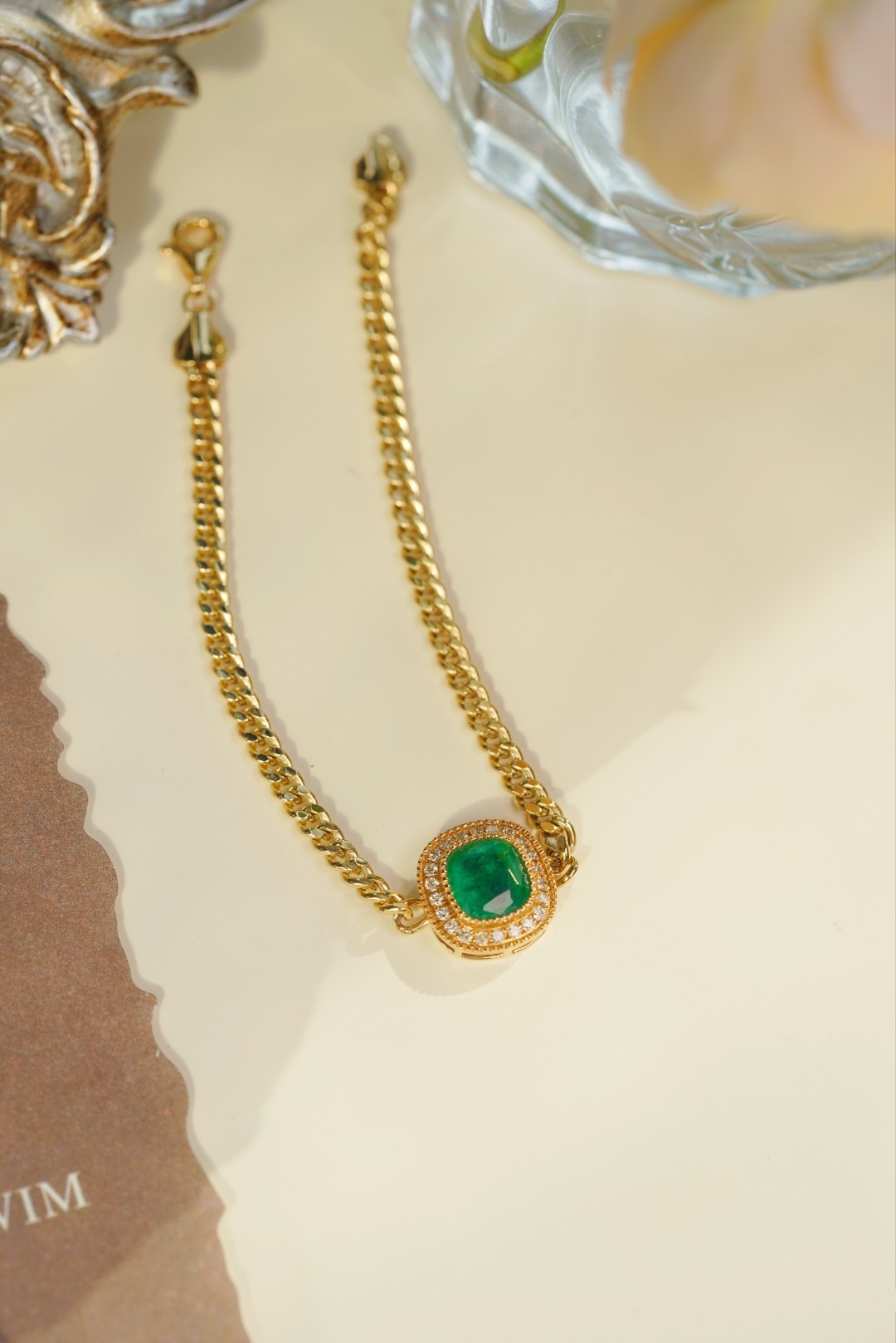 18k Gold Bracelet, Luxurious Diamond-Studded Bracelet, Emerald Bracelet with 1.65ct Diamonds