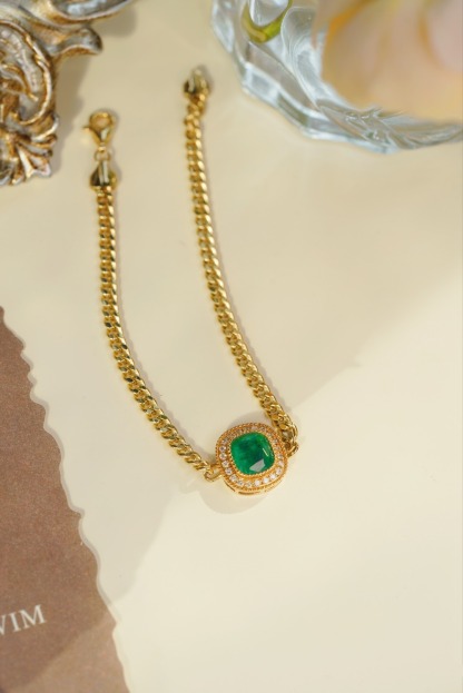 18k Gold Bracelet, Luxurious Diamond-Studded Bracelet, Emerald Bracelet with 1.65ct Diamonds