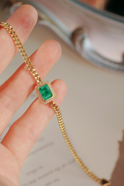 18k Gold Bracelet, Luxurious Diamond-Studded Bracelet, Emerald Bracelet with 1.50ct Diamonds