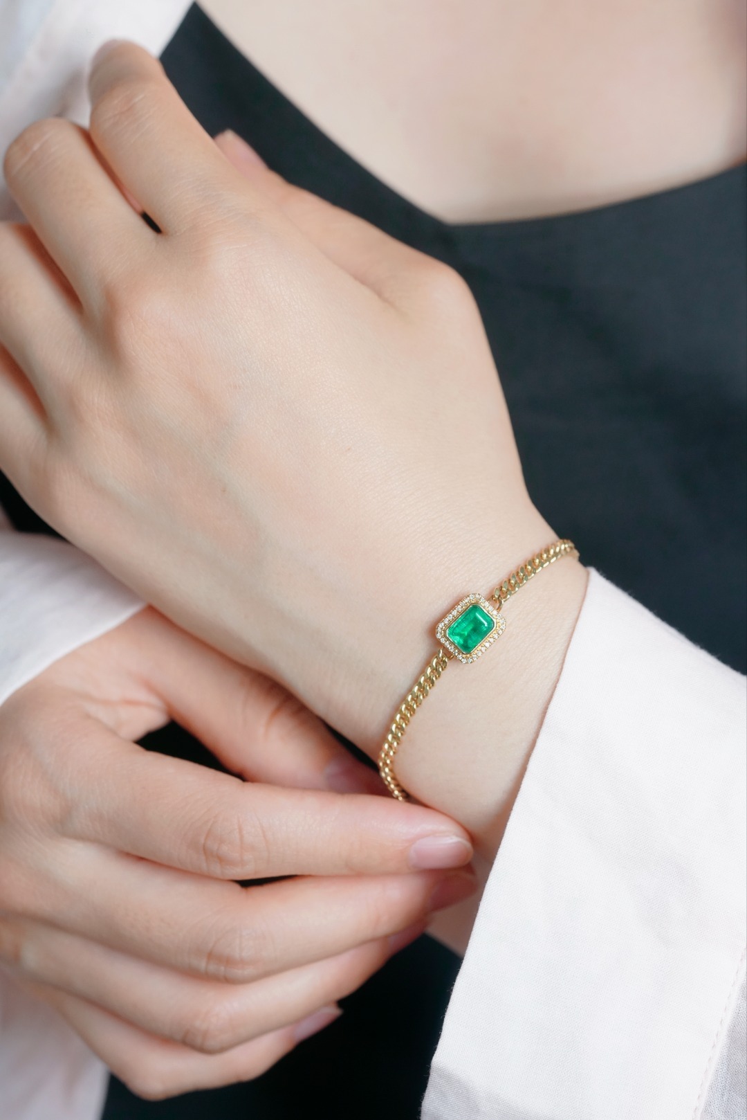 18k Gold Bracelet, Luxurious Diamond-Studded Bracelet, Emerald Bracelet with 1.50ct Diamonds