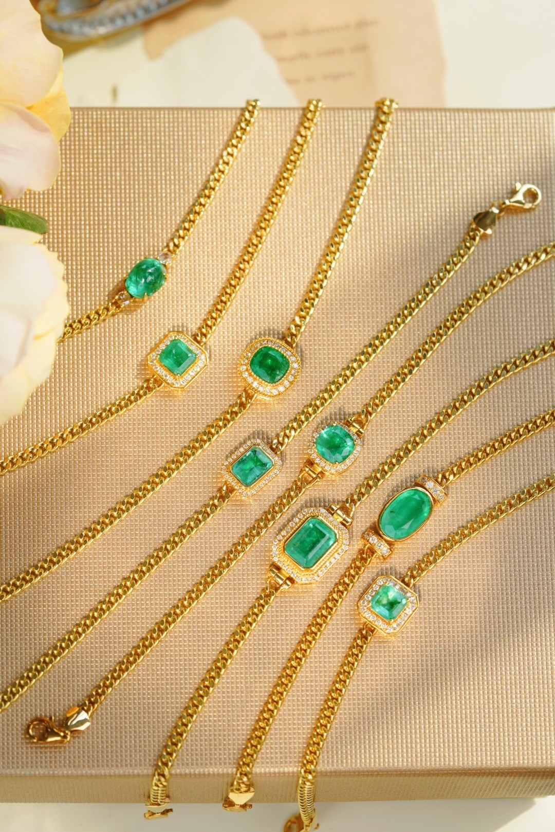 18k Gold Bracelet, Luxurious Diamond-Studded Bracelet, Emerald Bracelet with 1.50ct Diamonds