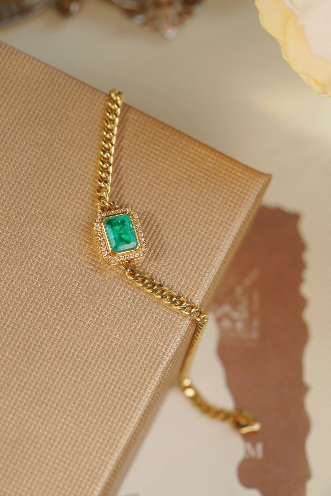 18k Gold Bracelet, Luxurious Diamond-Studded Bracelet, Emerald Bracelet with 1.50ct Diamonds