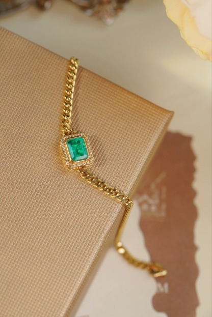 18k Gold Bracelet, Luxurious Diamond-Studded Bracelet, Emerald Bracelet with 1.50ct Diamonds