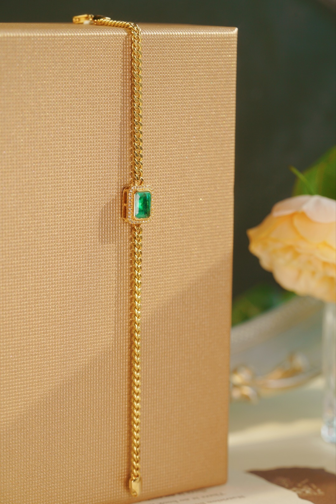 18k Gold Bracelet, Luxurious Diamond-Studded Bracelet, Emerald Bracelet with 1.50ct Diamonds