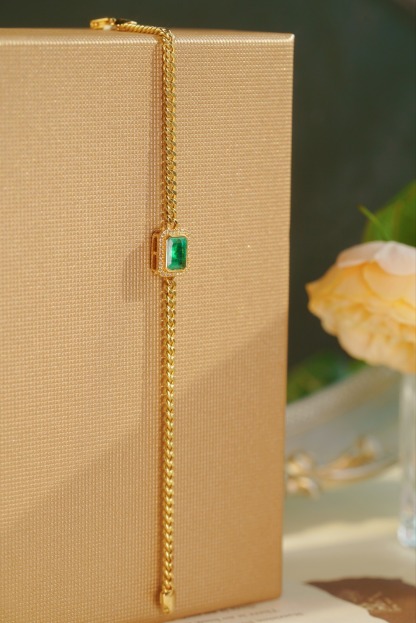 18k Gold Bracelet, Luxurious Diamond-Studded Bracelet, Emerald Bracelet with 1.50ct Diamonds