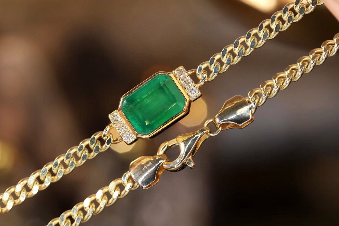 18k Gold Bracelet, Luxurious Diamond-Studded Bracelet, Emerald Bracelet with 1.70ct Diamonds