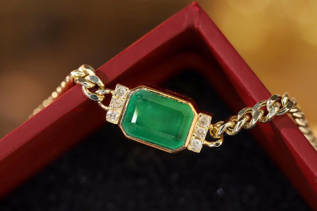 18k Gold Bracelet, Luxurious Diamond-Studded Bracelet, Emerald Bracelet with 1.70ct Diamonds