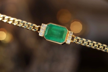 18k Gold Bracelet, Luxurious Diamond-Studded Bracelet, Emerald Bracelet with 1.70ct Diamonds
