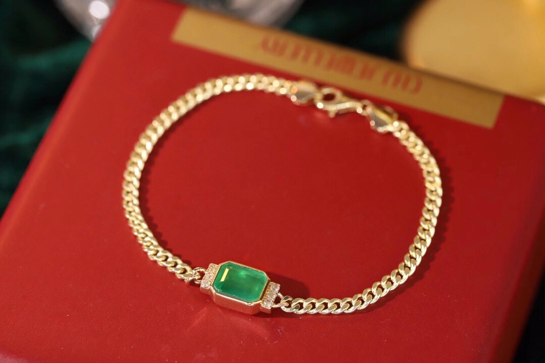 18k Gold Bracelet, Luxurious Diamond-Studded Bracelet, Emerald Bracelet with 1.70ct Diamonds