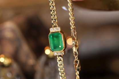 18k Gold Bracelet, Luxurious Diamond-Studded Bracelet, Emerald Bracelet with 1.70ct Diamonds