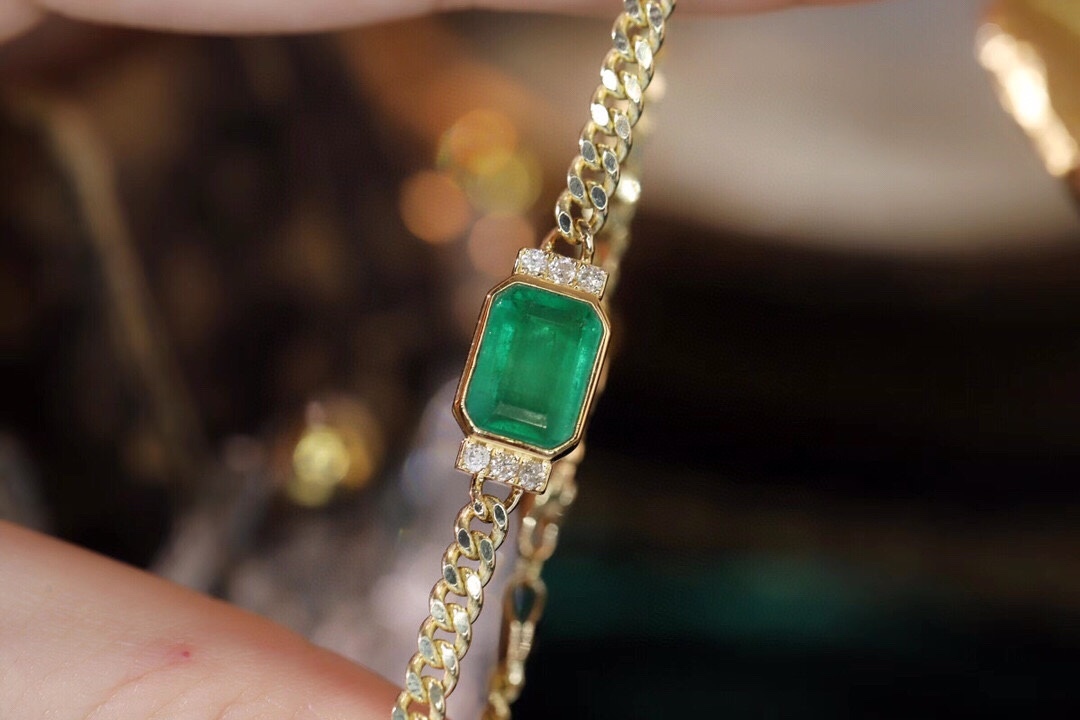 18k Gold Bracelet, Luxurious Diamond-Studded Bracelet, Emerald Bracelet with 1.70ct Diamonds