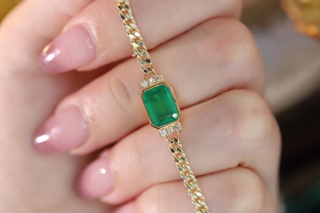 18k Gold Bracelet, Luxurious Diamond-Studded Bracelet, Emerald Bracelet with 1.70ct Diamonds