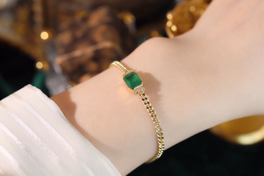 18k Gold Bracelet, Luxurious Diamond-Studded Bracelet, Emerald Bracelet with 1.70ct Diamonds