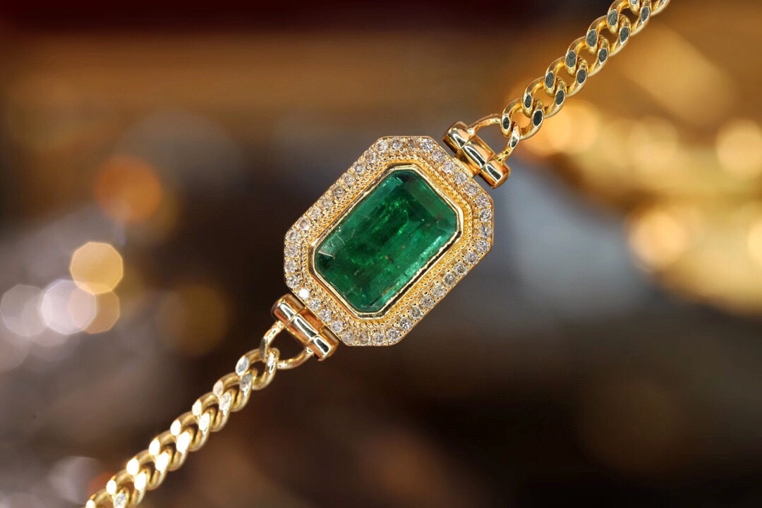 18k Gold Bracelet, Luxurious Diamond-Studded Bracelet, Emerald Bracelet with 2.50ct Diamonds