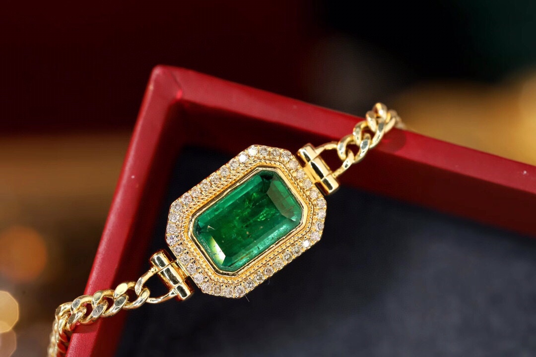 18k Gold Bracelet, Luxurious Diamond-Studded Bracelet, Emerald Bracelet with 2.50ct Diamonds