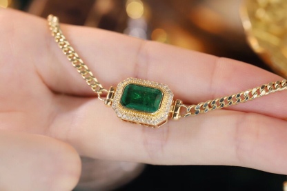 18k Gold Bracelet, Luxurious Diamond-Studded Bracelet, Emerald Bracelet with 2.50ct Diamonds