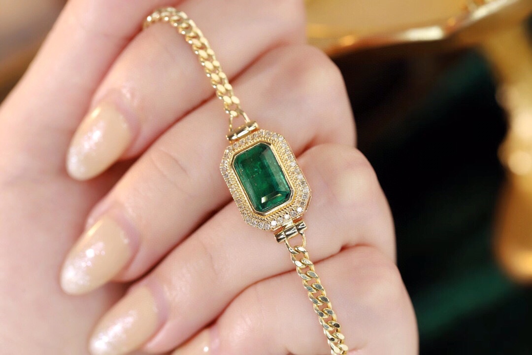 18k Gold Bracelet, Luxurious Diamond-Studded Bracelet, Emerald Bracelet with 2.50ct Diamonds