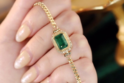 18k Gold Bracelet, Luxurious Diamond-Studded Bracelet, Emerald Bracelet with 2.50ct Diamonds