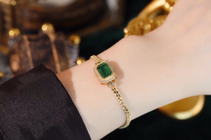 18k Gold Bracelet, Luxurious Diamond-Studded Bracelet, Emerald Bracelet with 2.50ct Diamonds
