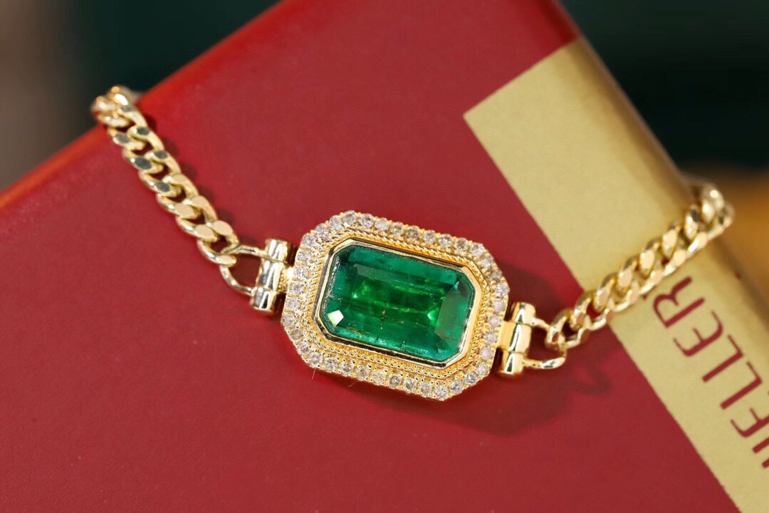 18k Gold Bracelet, Luxurious Diamond-Studded Bracelet, Emerald Bracelet with 2.50ct Diamonds