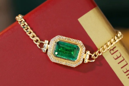 18k Gold Bracelet, Luxurious Diamond-Studded Bracelet, Emerald Bracelet with 2.50ct Diamonds