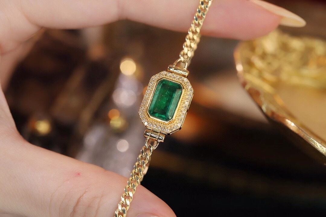 18k Gold Bracelet, Luxurious Diamond-Studded Bracelet, Emerald Bracelet with 2.50ct Diamonds