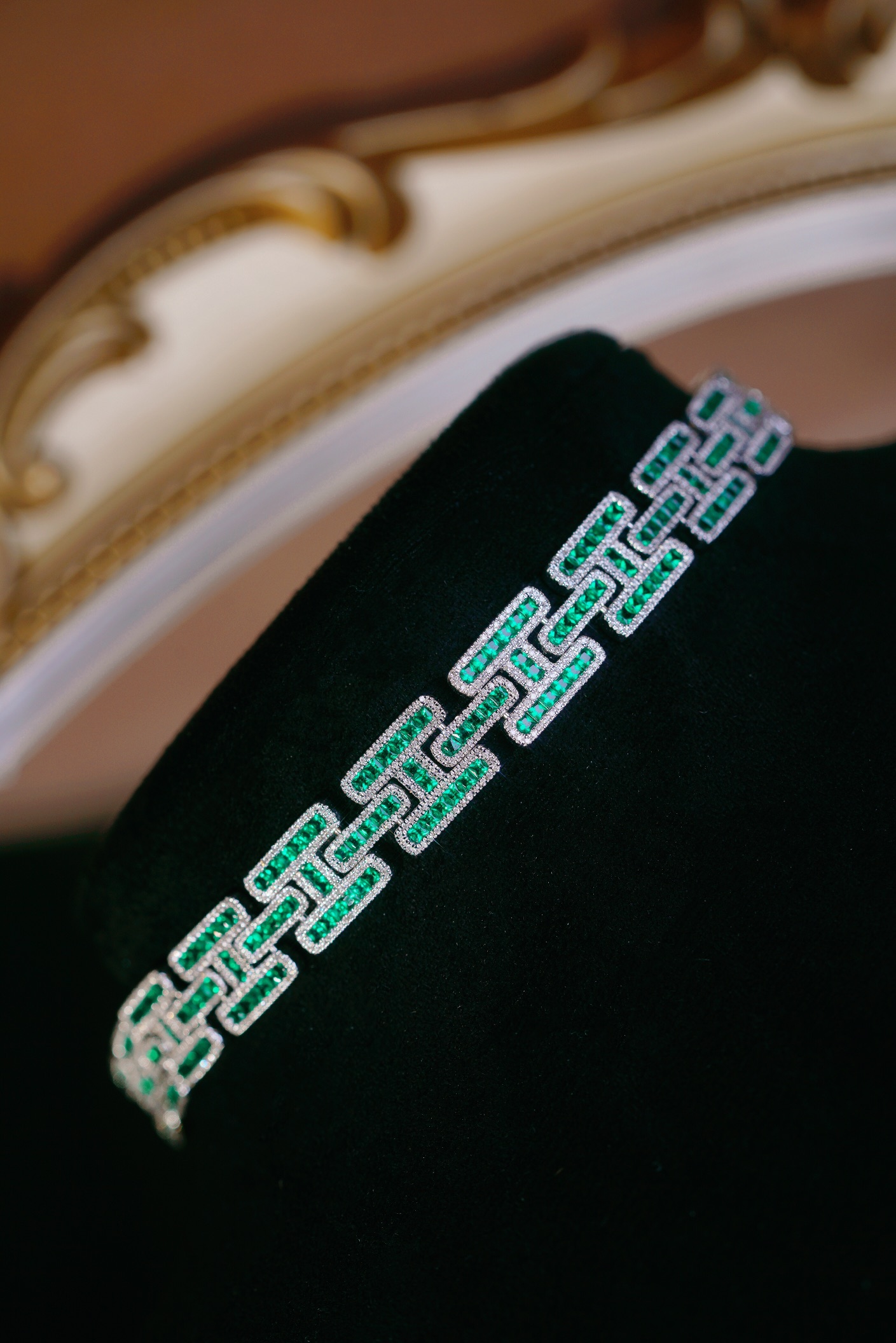 18k Gold Bracelet – Luxurious Emerald-Inlaid Bracelet