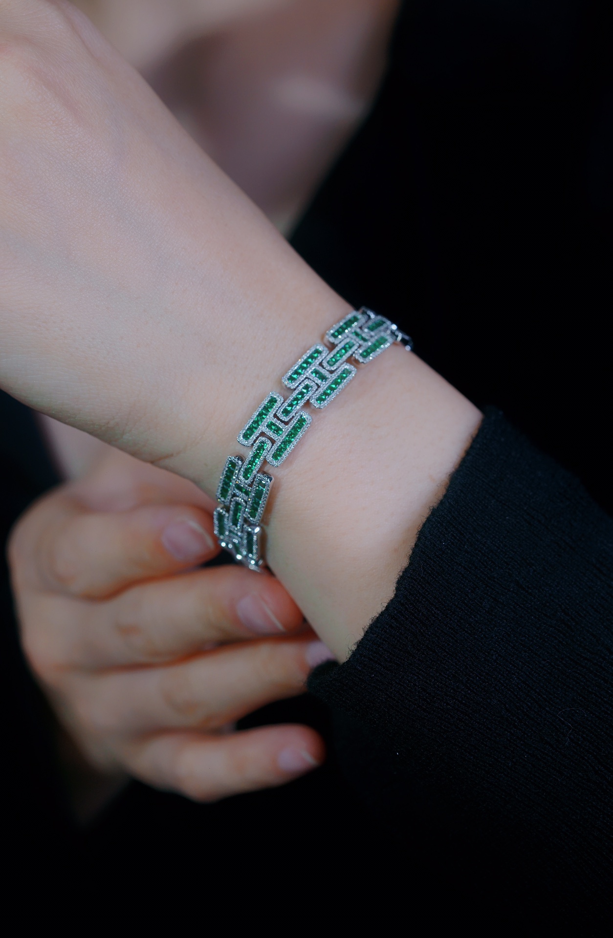 18k Gold Bracelet – Luxurious Emerald-Inlaid Bracelet