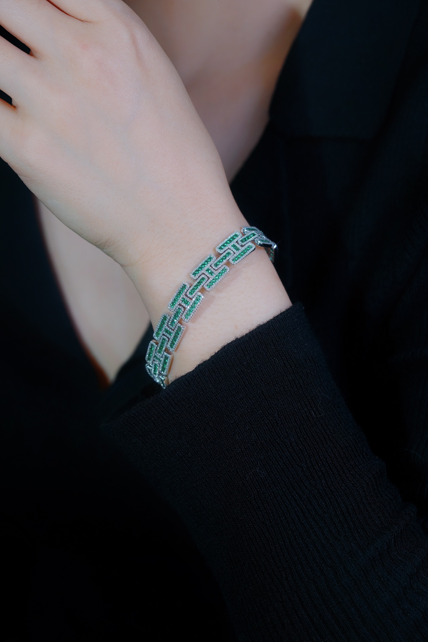 18k Gold Bracelet – Luxurious Emerald-Inlaid Bracelet